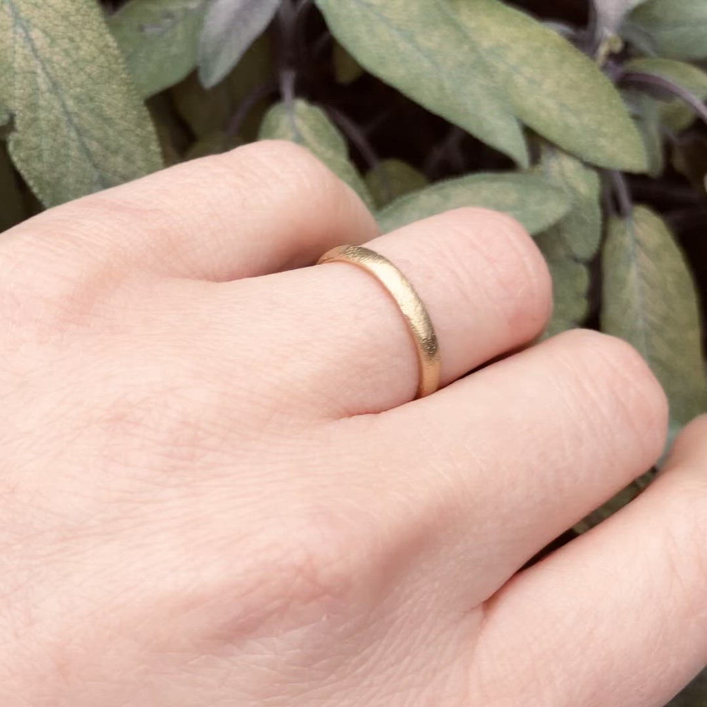 Oval Section 14K Gold Wedding Band Ring Video | Ruth Tomlinson | Aetla 